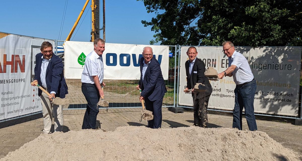 Bei der Kläranlage in Varel gibt es den Spatenstich für eine neue Faulungsanlage. Zu sehen sind (von links) Frieslands Landrat Sven Ambrosy, Varels Bürgermeister Gerd-Christian Wagner, der stellvertretende OOWV-Geschäftsführer Axel Frerichs, OOWV-Regionalleiter für Friesland und Wittmund Christoph Kraft und Adelbert Lühring der Büroleiter von Born und Ermel.