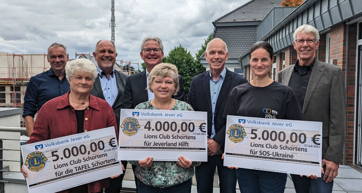 Der Lions Club und Organisator*innen von SOS Ukraine, der Tafel und Jeverland hilft halten Spendenscheine in der Hand