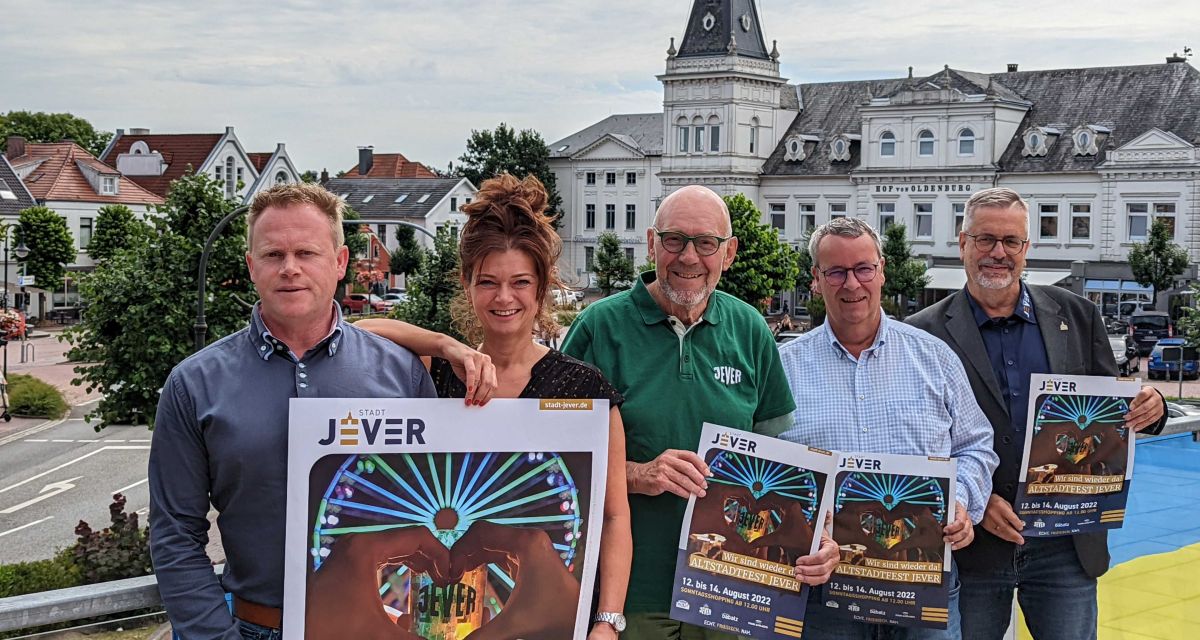 Die Organisatior*innen des Altstadtfest Jevers mit dem Plakat für die Ausgabe 2022