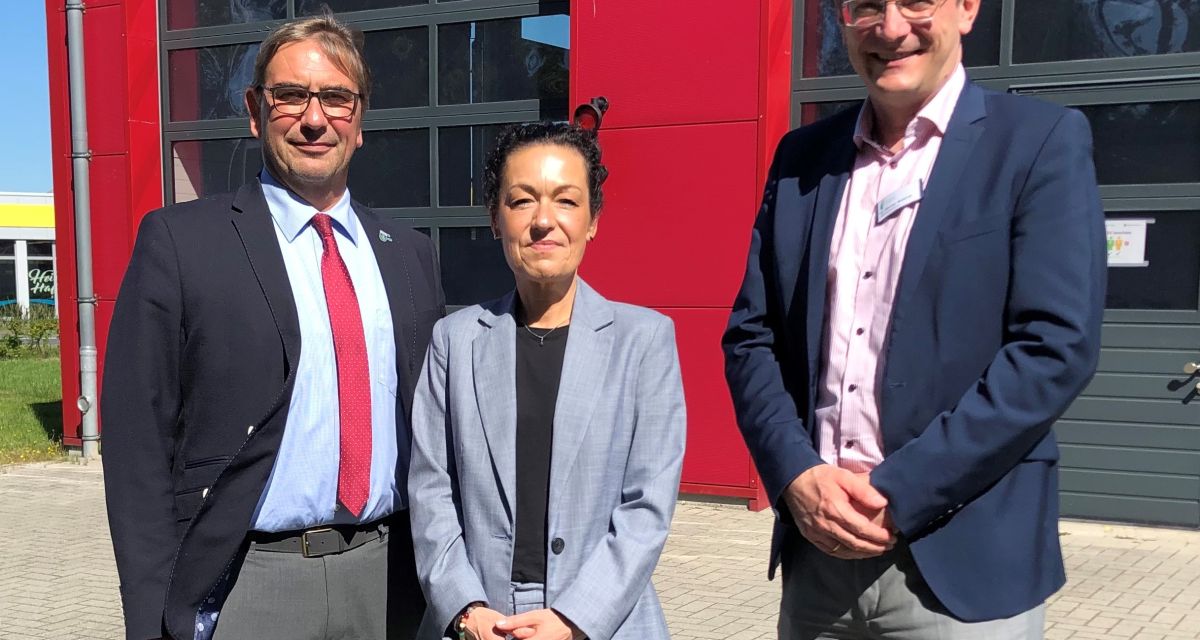 Zu sehen ist der Landrat des Landkreises Friesland und Aufsichtsratsvorsitzende der Friesland Kliniken, Sven Ambrosy, mit der designierten Geschäftsführerin der Kliniken Petra Hohmann und dem Interims-Geschäftsführer Werner Wodrich.