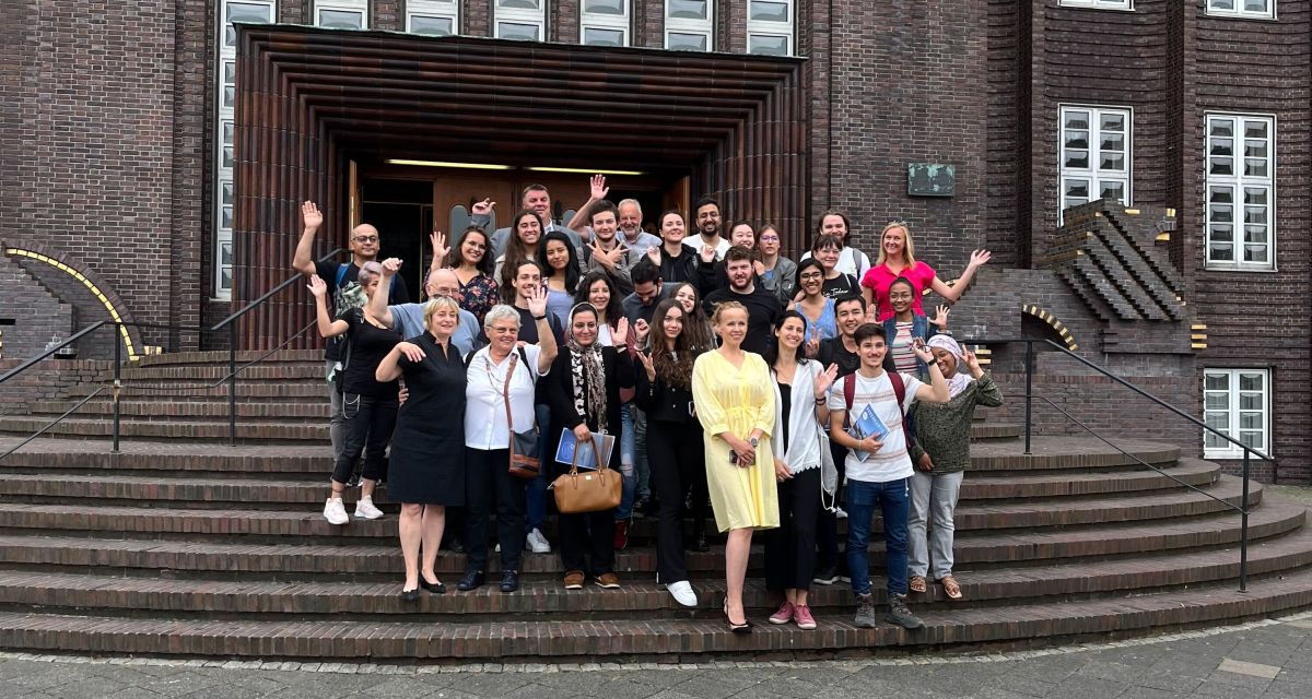 Der Sommerdeutschkurs der Jade Hochschule 2022 steht auf den Rathaustreppen