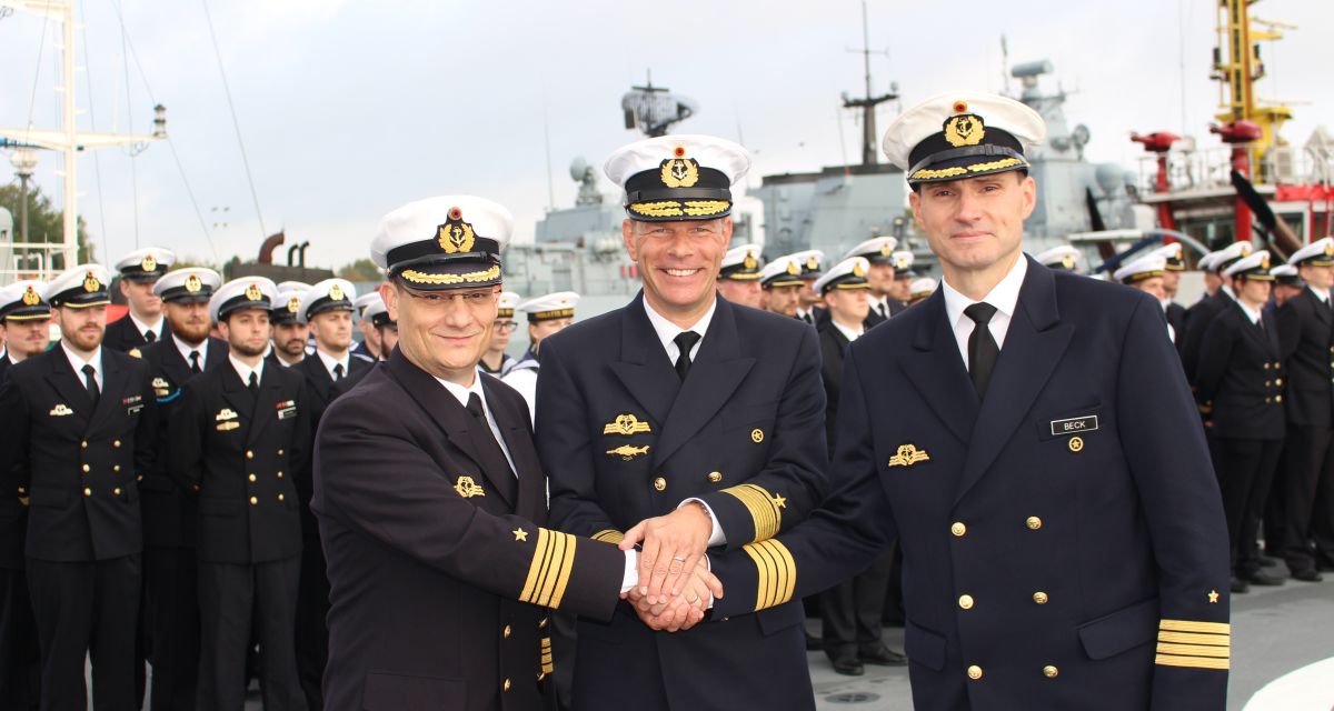 Michael Steinert vom Küstenmuseum hält den Flyer der Langen Nacht der Spiele in die Kamera