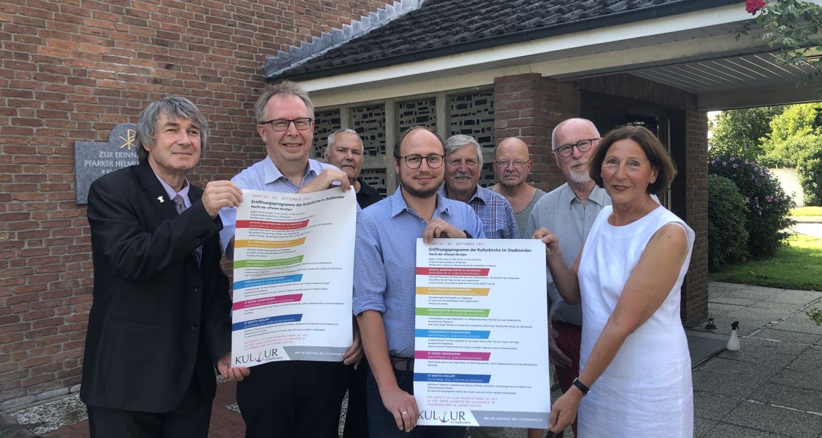 Zu sehen sind die Veranstalter*innen der Kulturkirche: Pastor Dietrich Schneider, Pastor Peter Sicking, Dr. Markus Rückert, Stefan Peuckert, Hans-Jürgen Heise, Axel Scholz, Volker Pirsich und Annette Eissing (von links).