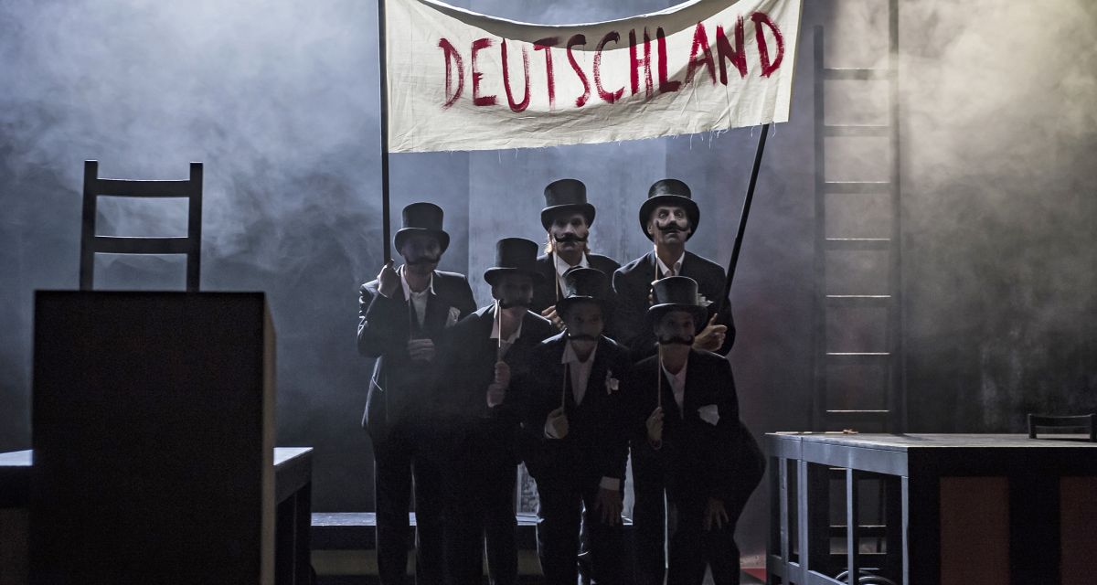 Zu sehen sind Darsteller*innen des Stücks 