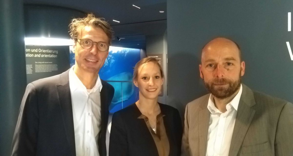 Papier- und Kartonfabrik Varel (PKV)-Gesellschafter Kristian Evers mit zwei Mitarbeitenden. 