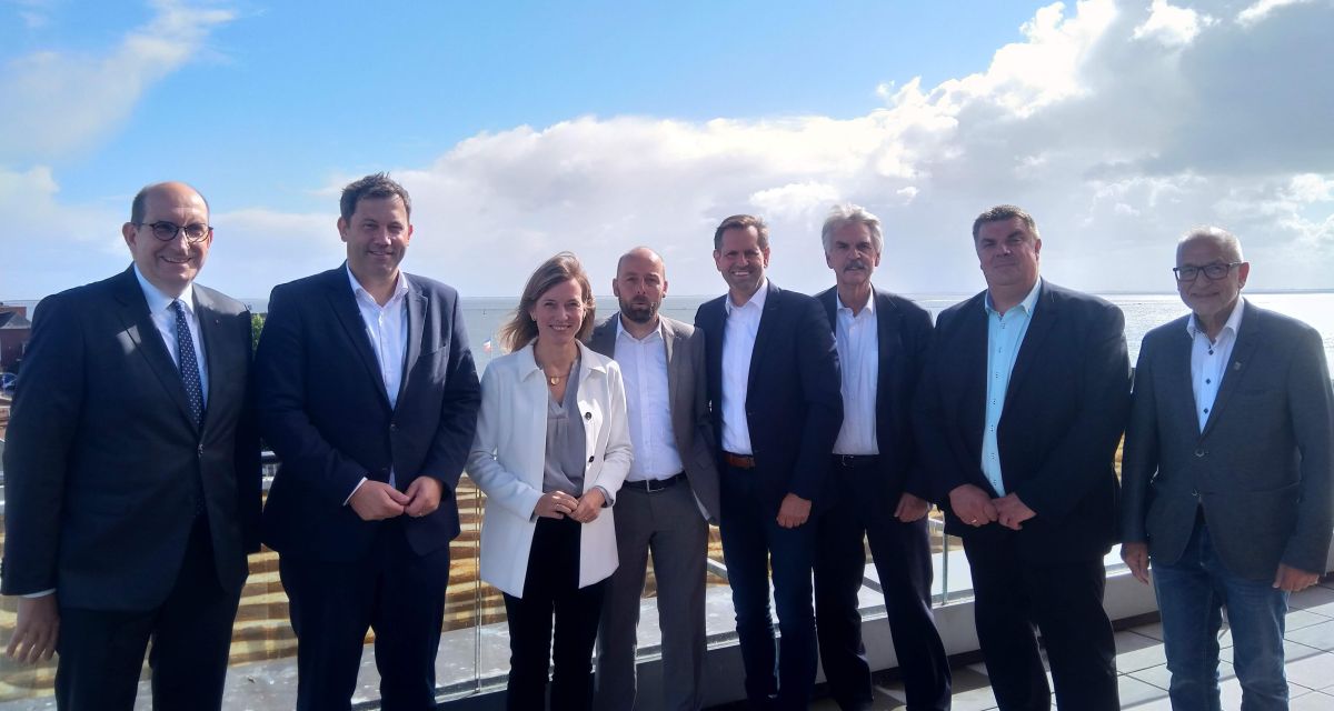 Mitglieder des runden Tisch Wasserstoff am Wattenmeer Besucherzentrum in Wilhelmshaven.