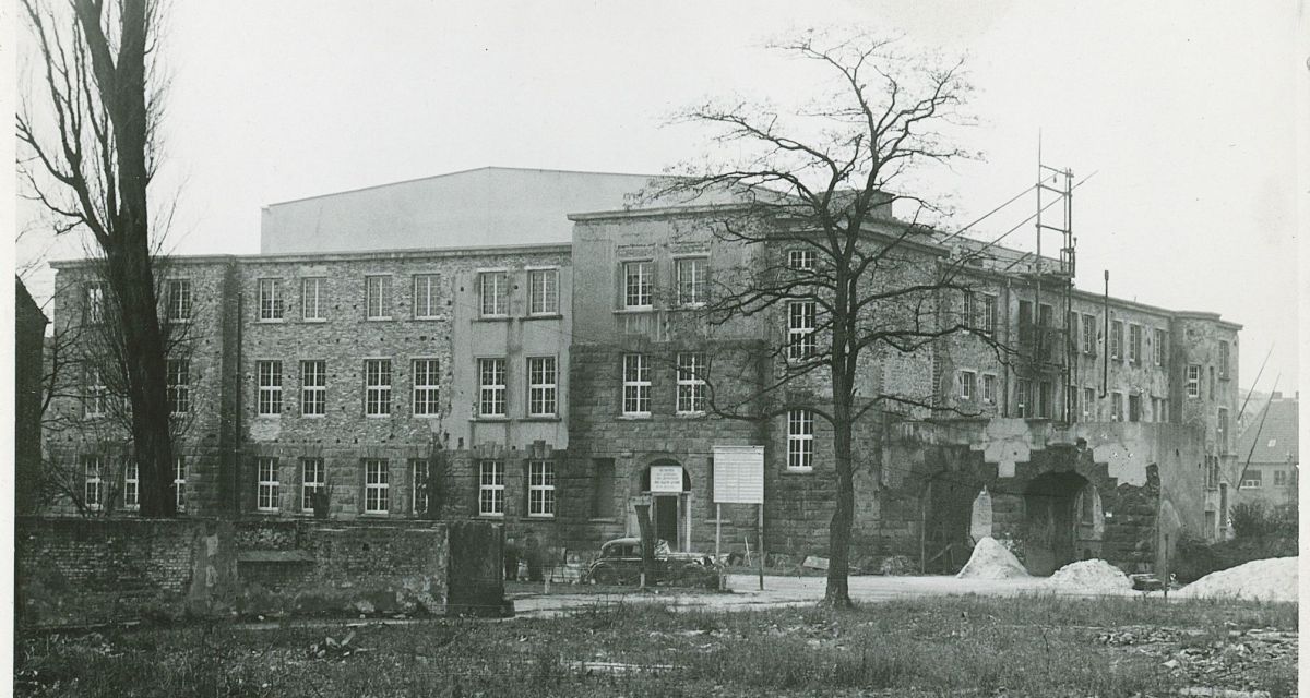 Zu sehen ist das Stadttheater Wilhelmshaven im Jahr 1952, noch im Zuge des Umbaus von der Marine-Intendantur zum Theater.