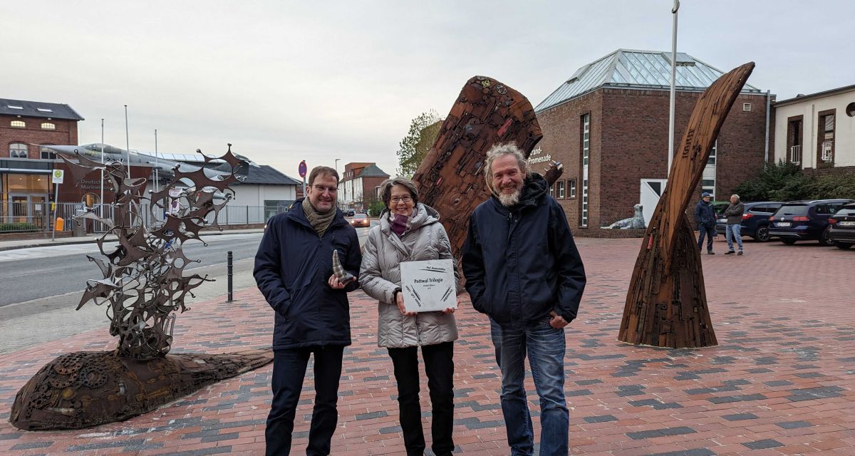 Wal-Skulptur begrüßt Wattenmeer-Besucher*innen