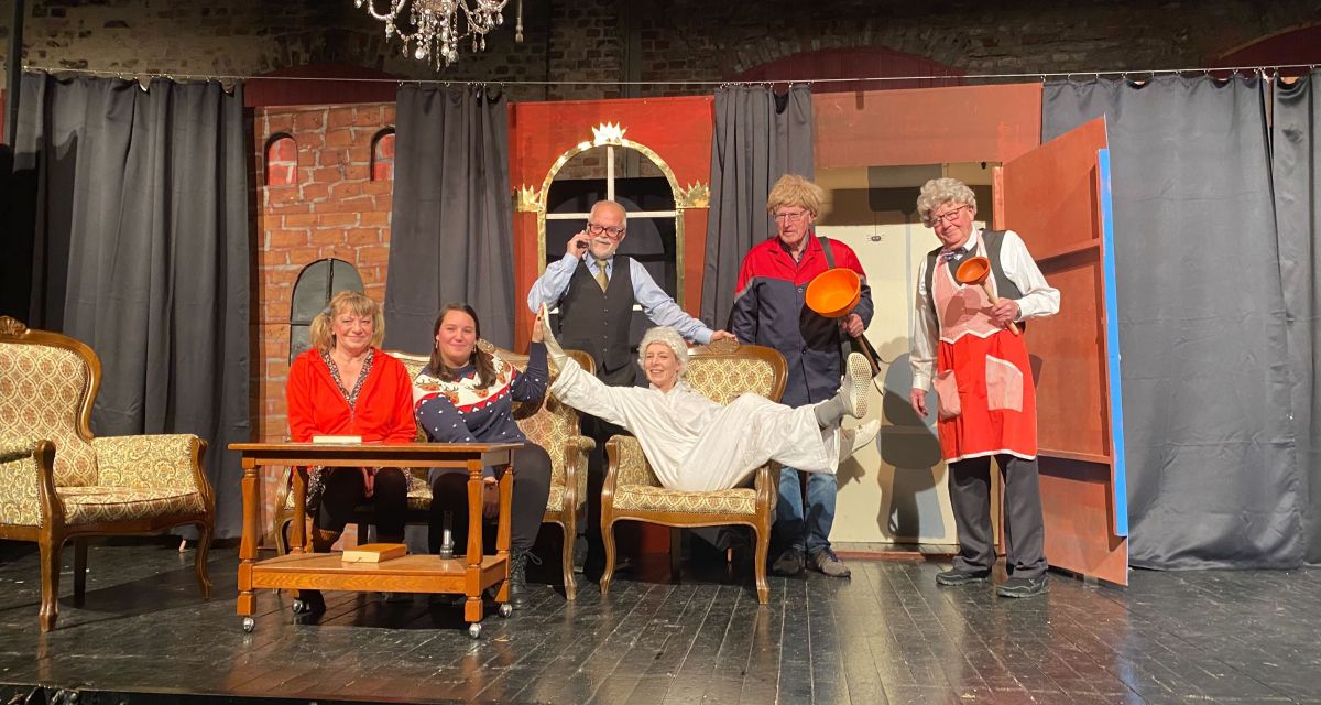 Zu sehen sind die Darsteller*innen des JeverArtEnsemble auf der Bühne des Kulturzentrums LOK in Jever bei einer Probe des Stücks