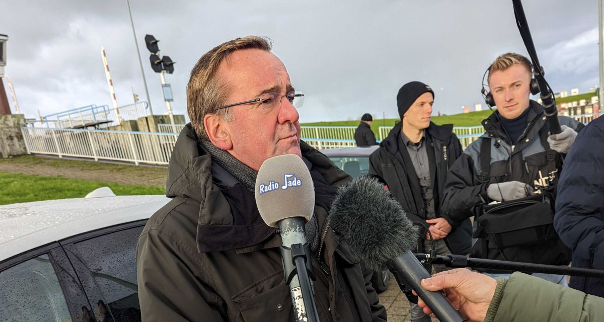 Niedersachsen Innenminister Boris Pistorius am LNG-Terminal Wilhelmshaven