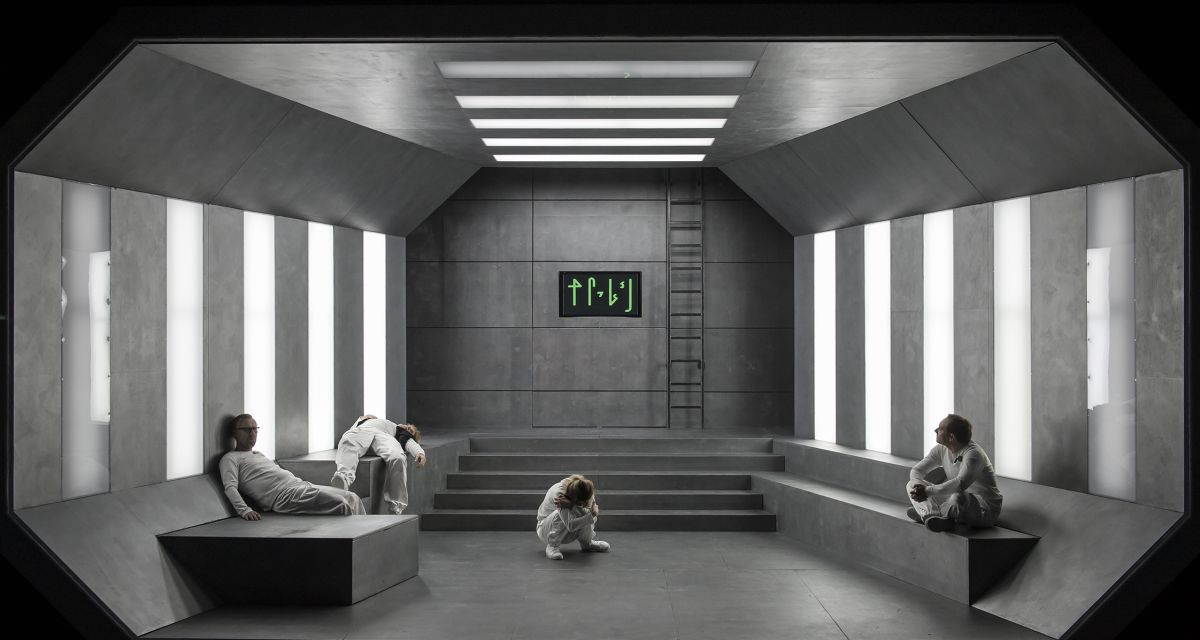 Schauspielende der Landesbühne in der Raumstation-Kulisse des Theaterstücks