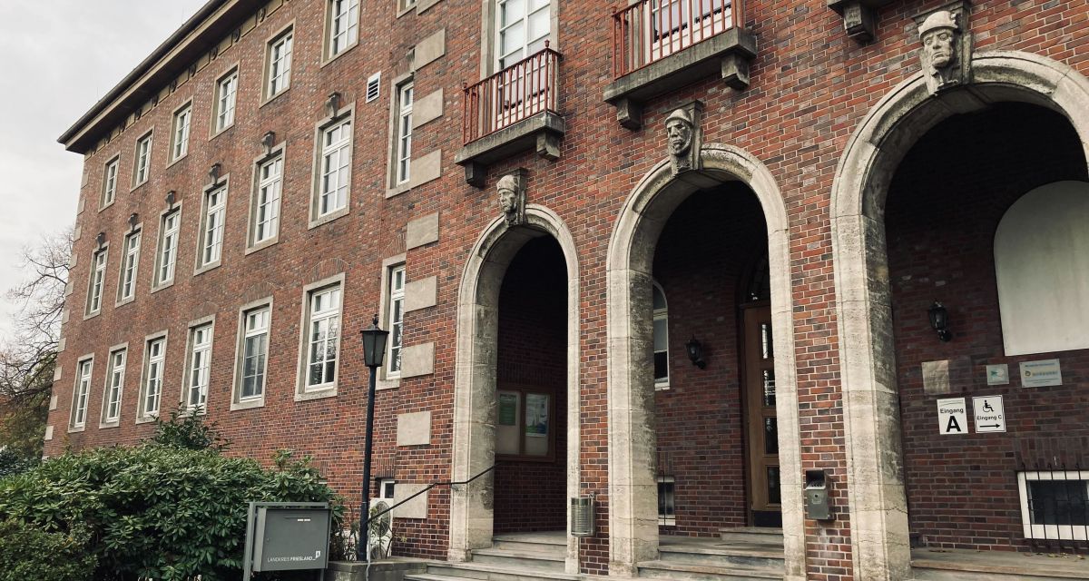 Zu sehen ist der Haupteingang des Kreisamtes in Jever. 