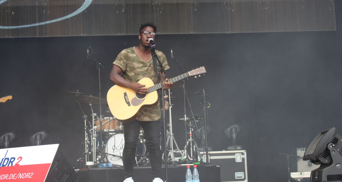 Blick von der Bühne des Stadttheaters Wilhelmshaven in den Saal. Überall stehen Gerüstkonstruktionen