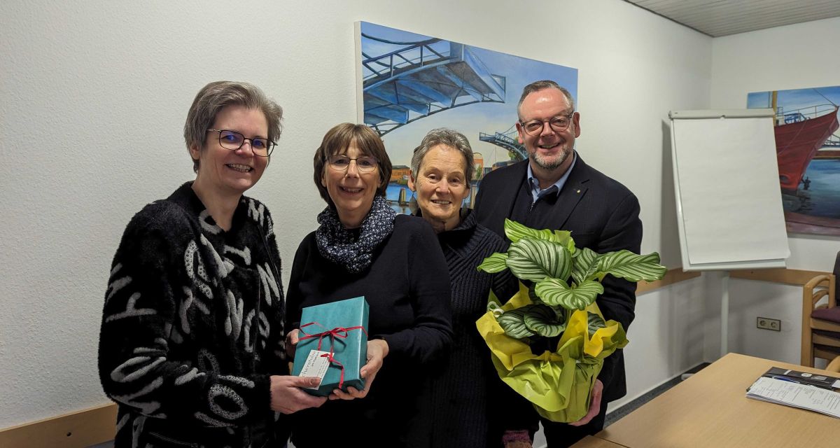 Die neue Leiterin der Familienbildungsstätte Friesland Wilhelmshaven Claudia Lehnort, gemeinsam mit Kreispfarrer Christian Scheuer und anderen Menschen, die sich bei der Vorstellung von Lehnort freuen. 