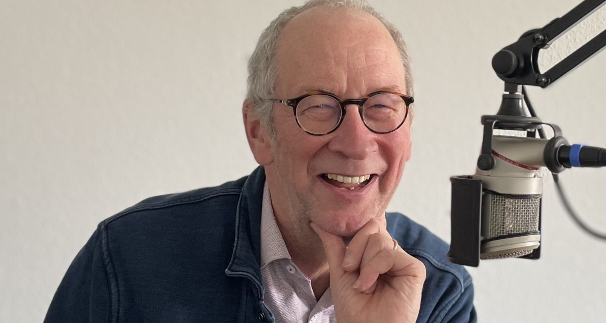 Pastor Frank Morgenstern lächelt in die Kamera. Ebenfalls im Bild ein Mikrofon der Marke BCN Neumann