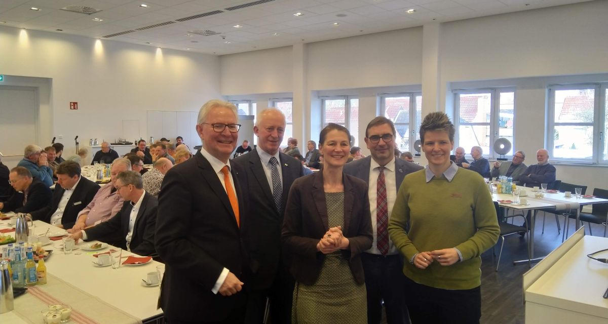 Zu sehen sind unter anderem Michael Engelbrecht von der Volksbank Jever, Frieslands Landrat Sven Ambrosy, die niedersächsische Landwirtschaftsministerin Miriam Staudte (Grüne) und die Grünen-Landtagsabgeordnete Sina Beckmann beim Agrarforum der Volksbank Jever im Jahr 2023.