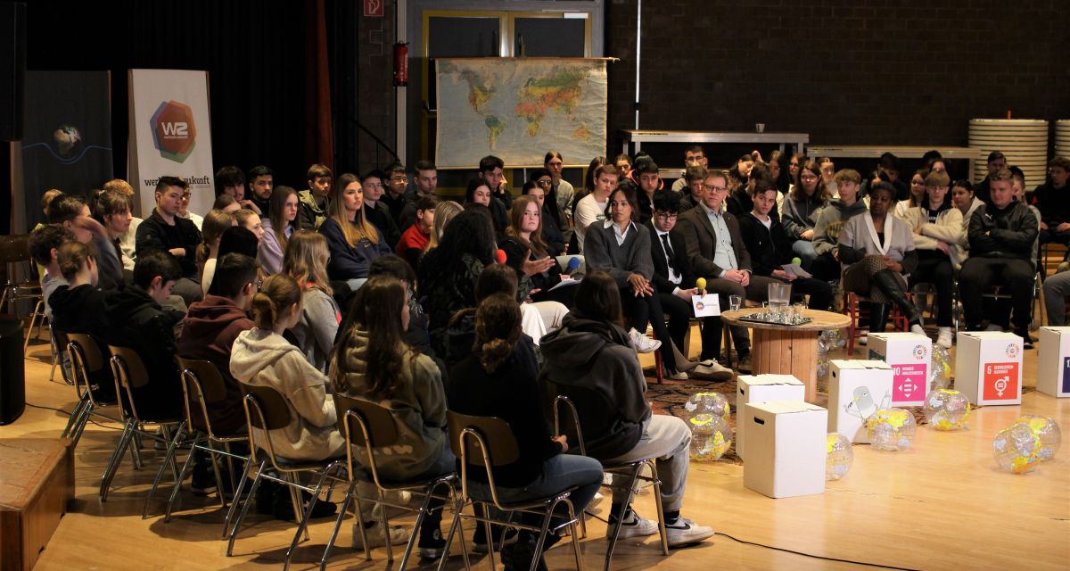 Teilnehmer*innen des Workshops zu koloniale Kontinuitäten und Rassismus des Netzwerks deKOL und der IGS Wilhelmshaven.