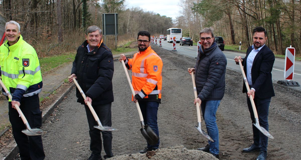 Zu sehen sind fünf Männer bei Spatenstich