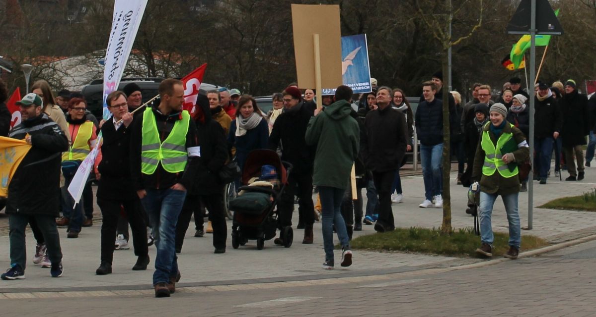 Demonstranten vor dem Pumpwerk