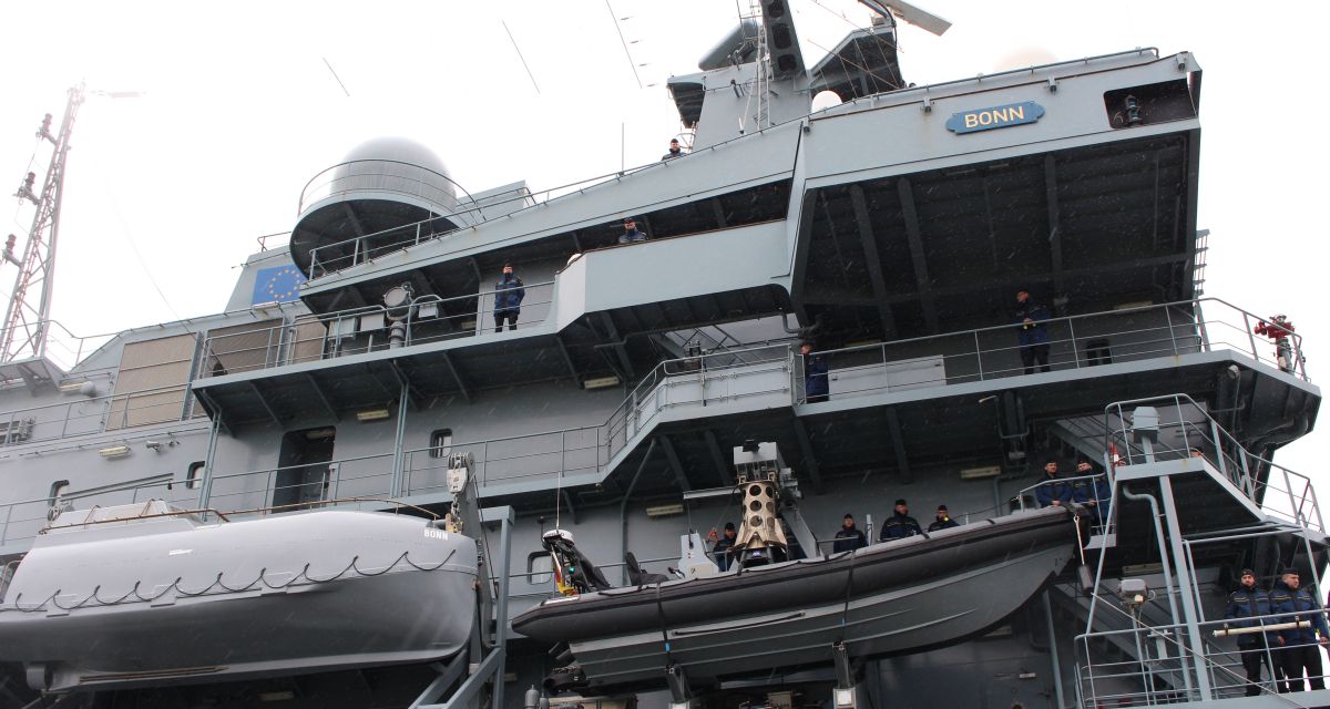 Marinesoldat*innen stehen an der Reling des Einsatzgruppenversorgers A 1413