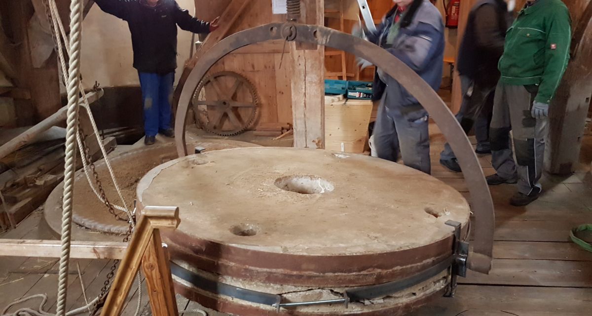 Zu sehen ist der Einbau des Mahlsteins in der Schlachtmühle Jever