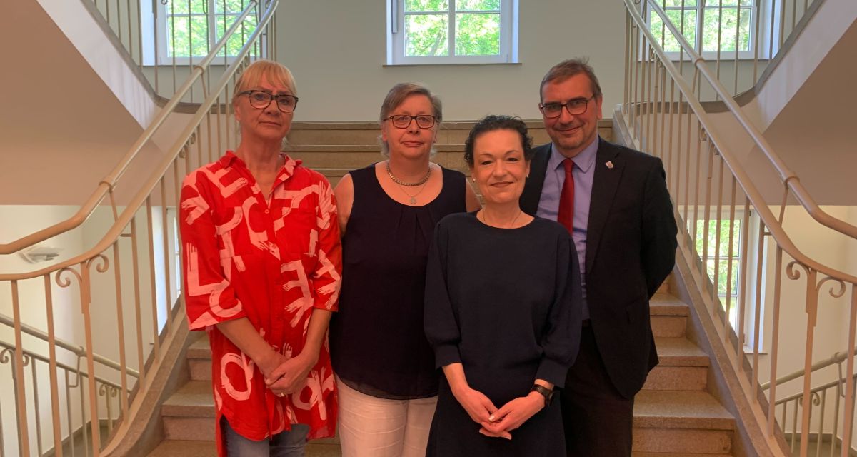 Die Betriebsrätinnen, die Geschäftsführerin Petra Hohmann und Landrat Sven Ambrosy stehen bei der Vorstellung der Zukunftspläne für die Friesland-Kliniken im Kreisamt