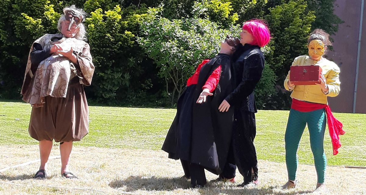 Zu sehen sind Schauspieler*innen bei den Proben für das Kulturfest Musenhof.
