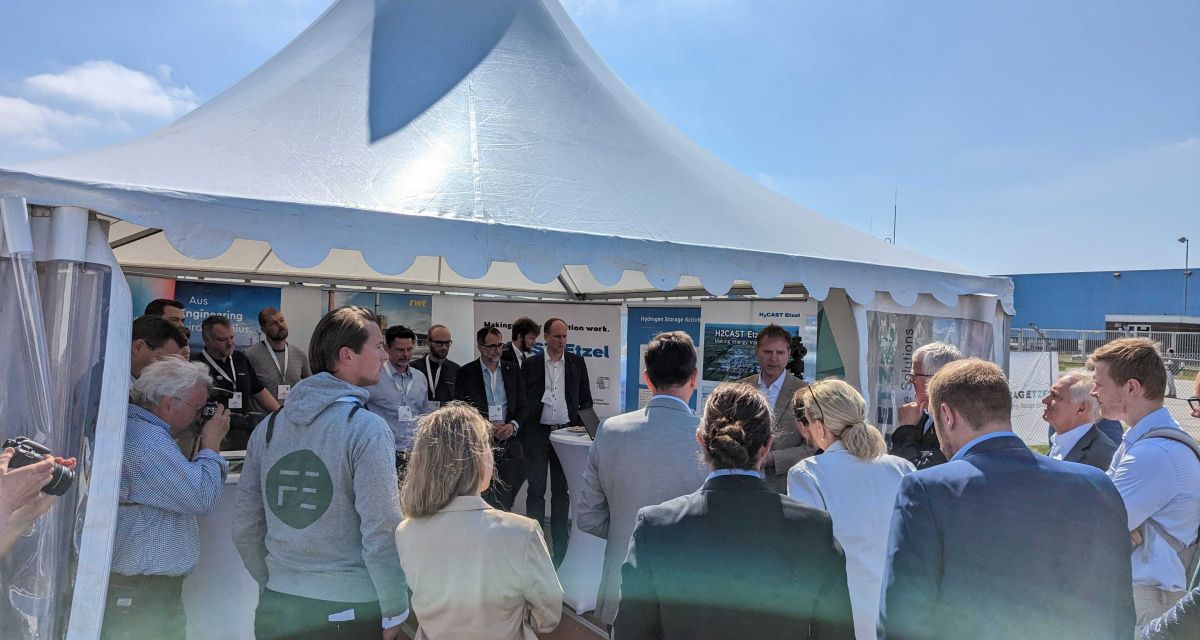 Unternehmer*innen und Politker*innen informieren sich an den Ständen der Wasserstofftage Nordwest 2023.