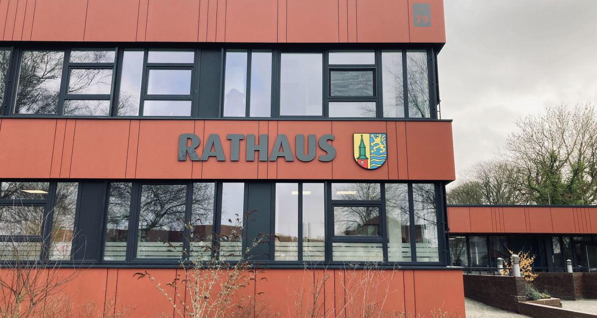 Das Rathaus in Sande von außen nach der Modernisierung.