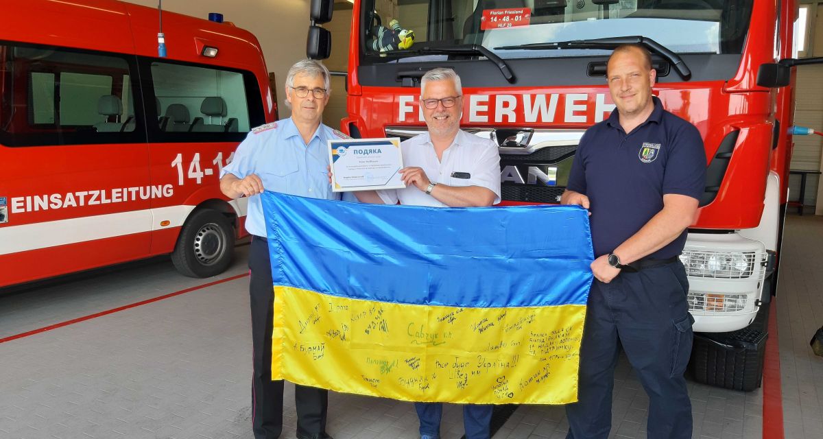 Sandes Bürgermeister Stephan Eiklenborg mit Sandes Freiwilliger Feuerwehr