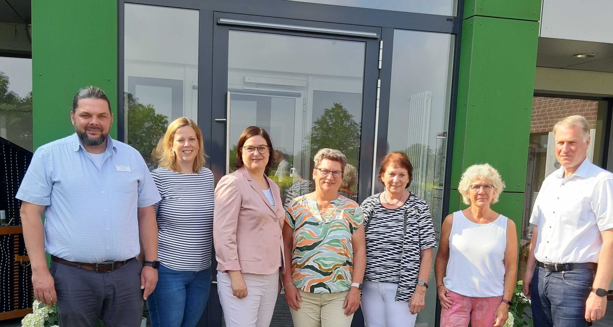 Mitarbeiter*innen des Hospiz Varel und der Bürgermeister Gerd Christian Wagner zur Vorstellung der 5 -jährigen Jubiläumsfeier im Hospiz