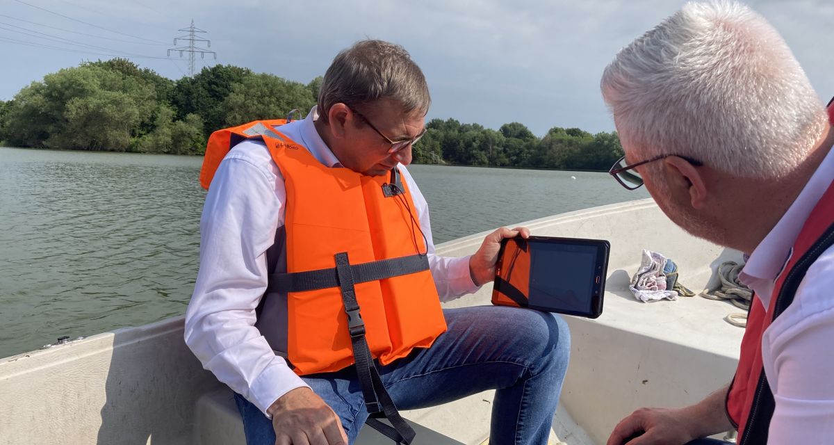Mit dem Landrat... Gewässerproben nehmen