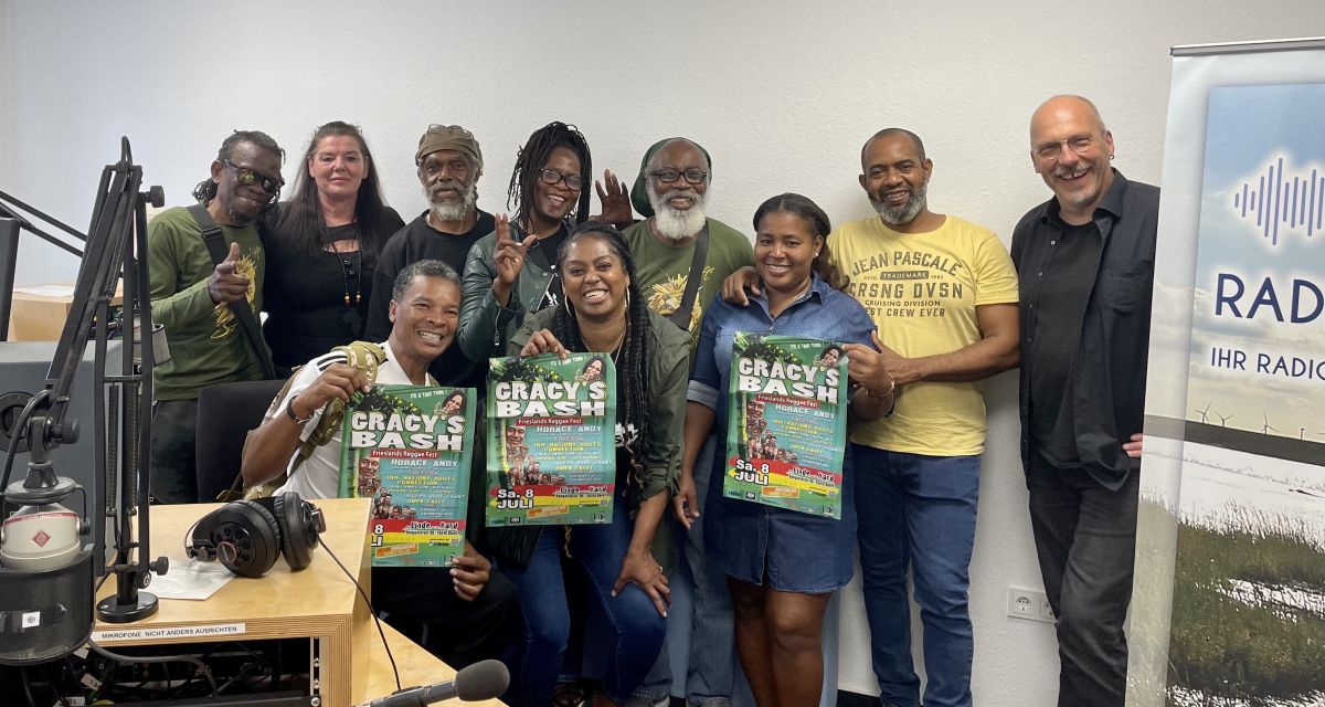 Viele Musiker*innen und ein Moderator im Rahmen von Gracy
