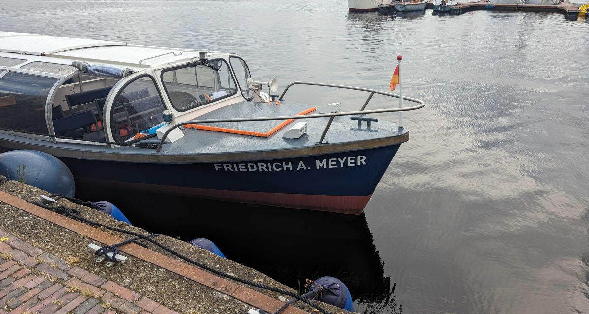 Zu sehen ist die Hafenbarkasse