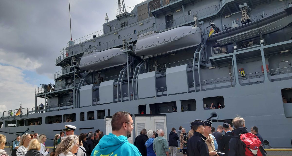 EGV Bonn legt in Wilhelmshaven an. Viele Angehörige stehen vor dem Schiff