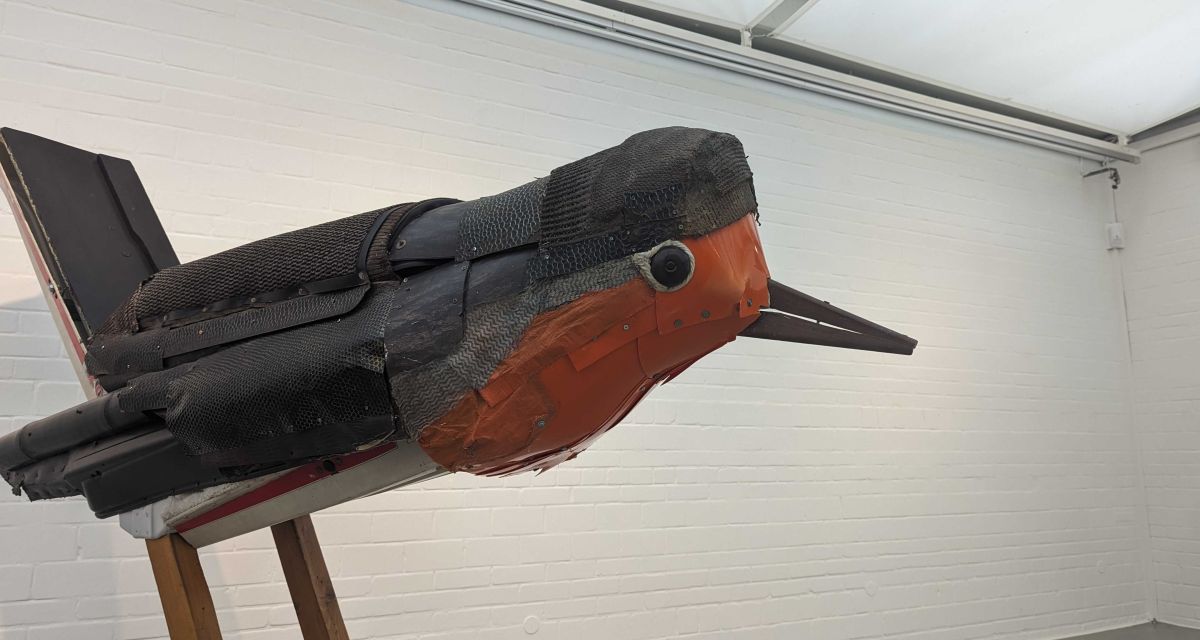 Eine Vogelinstallation aus recycelten Materialien in der neuen Ausstellung 