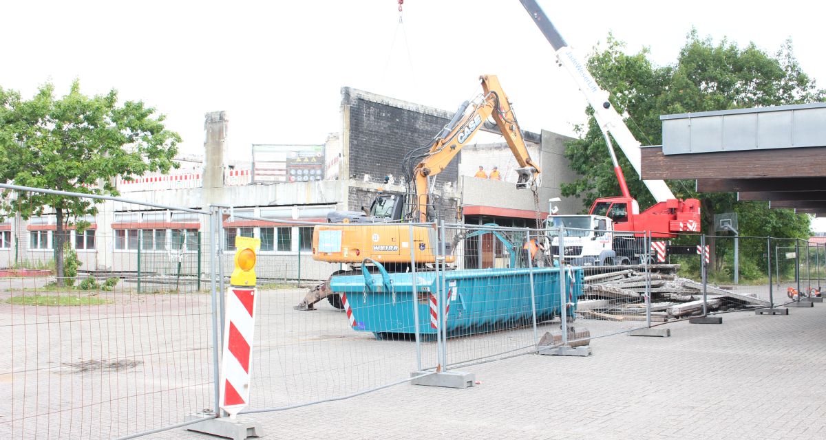 Die Brandruine der Marion-Dönhoff-Schule in Wilhelmshaven wird abgerissen