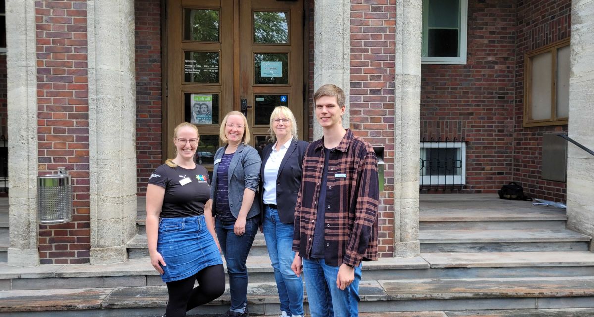 Vorstellung der Interkulturellen Woche 2023 in Friesland. Vor dem Kreisamt in Jever stehen unter anderem die erste Kreisrätin Silke Vogelbusch und Kristina Klattenberg vom Kreissportbund.