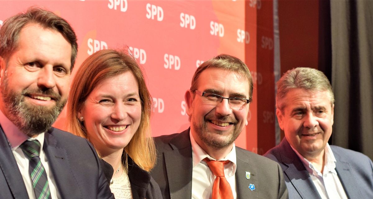 Olaf Lies, Siemtje Möller, Sven Ambrosy und Sigmar Gabriel lächeln
