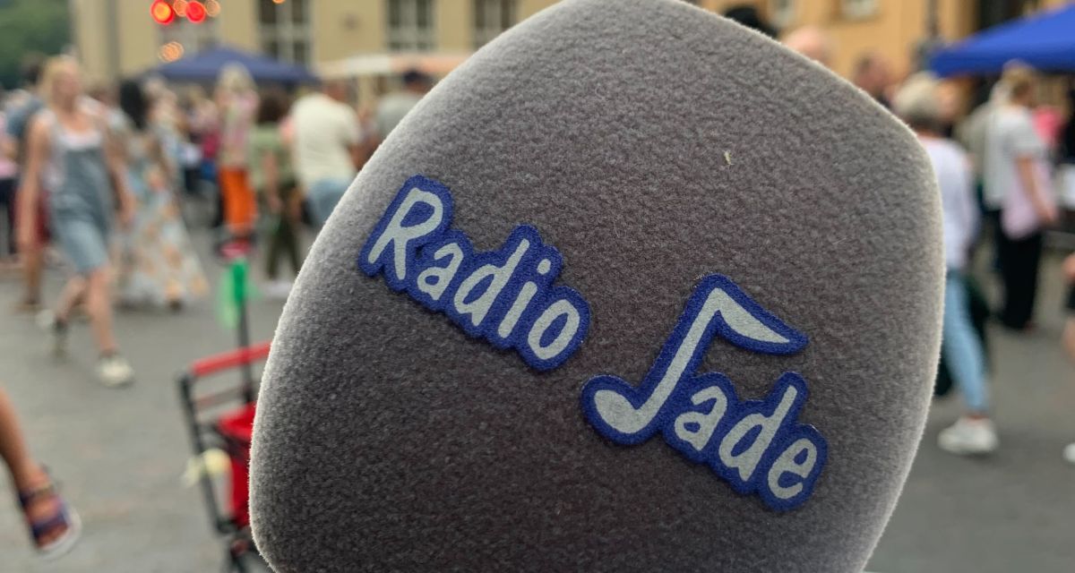 Das Radio Jade-Mikrofon im Theater-Innenhof beim Kulturkarussell 2023