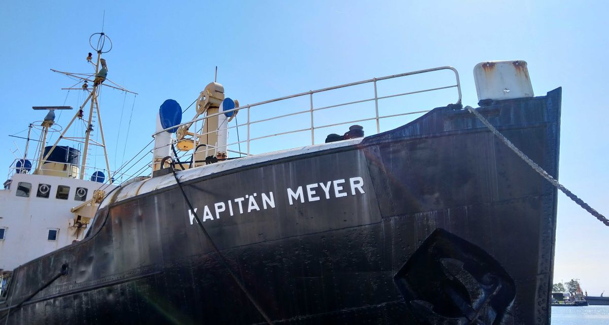 Der Bug der Kapitän Meyer mit dem entsprechenden Schriftzug