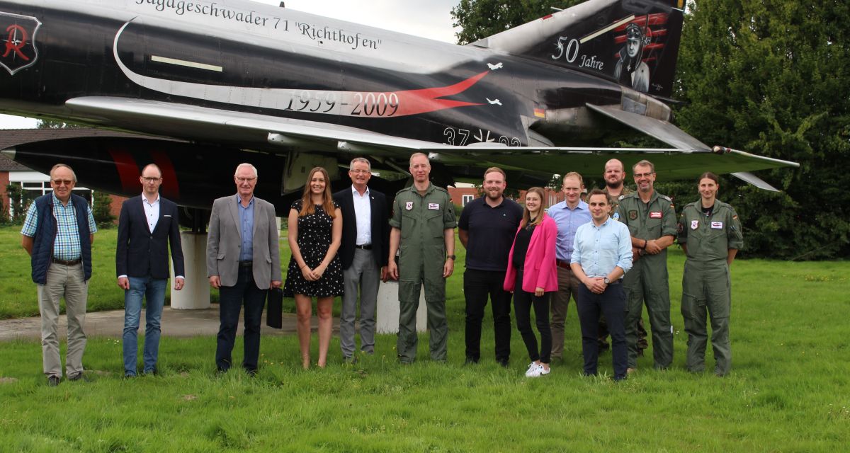 Teilnehmende der Lärmschutzkonferenz 2023 beim Taktischen Luftwaffengeschwader 71 