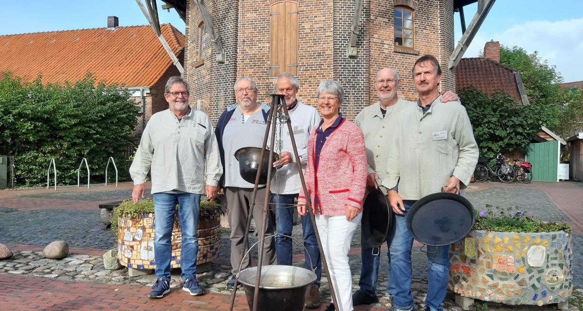 Das Team der Schlachtmühle Jever steht vor der Mühle und stellt die Vorbereitungen zum Graupenfest 2023 und die neue Müllerin Annelie Bury vor. Von links nach rechts: Siegfried Wendel, Hans-Georg Nowak, Edzard de Buhr, Annelie Bury, Harro Bargen und Bernhard Folkers.