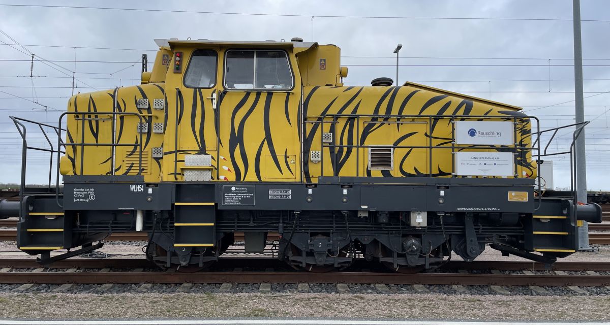 Zu sehen ist die automatisierte Rangierlokomotive, deren Einsatz im Rahmen des Forschungsprojekts