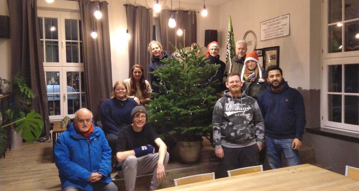 Die Ortsgruppe BUND Wilhelmshaven spendet einen Tannenbaum ans Jugendzentrum Point