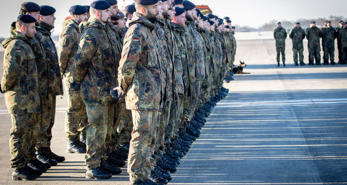 Verabschiedungsappell bei Winterwetter auf dem Fliegerhorst Upjever