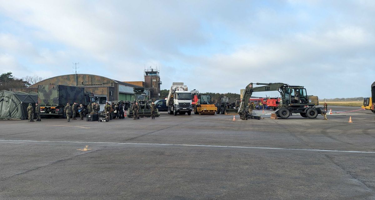 Symposium bei der Luftwaffe, viele Fahrzeuge sind auf dem Gelände zu sehen.