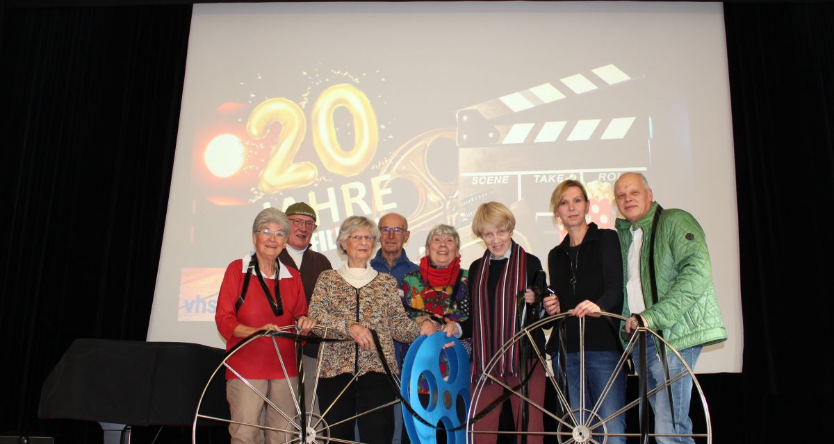 20-jähriges Jubiläum des VHS-Filmclubs Wilhelmshaven. vlnr: Frauke Weißer, Andreas Reents, Ursula Niessen, Gerardo Kreuz, Karin Palm, Ursula Späth, Diana Bogdanski (VHS), Michael Onnen (Leiter Filmclub)