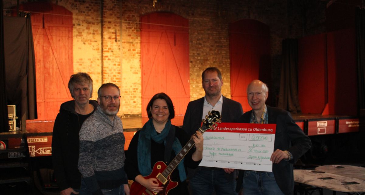 Vorstellung der Musikwerkstatt der evangelisch-lutherischen Kirche in Oldenburg 2024 in Jever und Übergabe von Unterstützung durch die Landessparkasse zu Oldenburg in Jever. Im Lokschuppen stehen (vlnr): Workshop-Dozent Manuel Bunger, Swen Reichenbach (Vorstand Kulturzentrum Lok), Karola Schmelz-Höpfner (Popkantorin ELKiO, Organisatorin Musikwerkstatt), Thorsten Harms (Filialleiter LzO Jever) und Helmut Reuter (Musiklehrer, Workshop-Dozent und Vorstandsvorsitzender des Musikwerkstatt-Fördervereins).