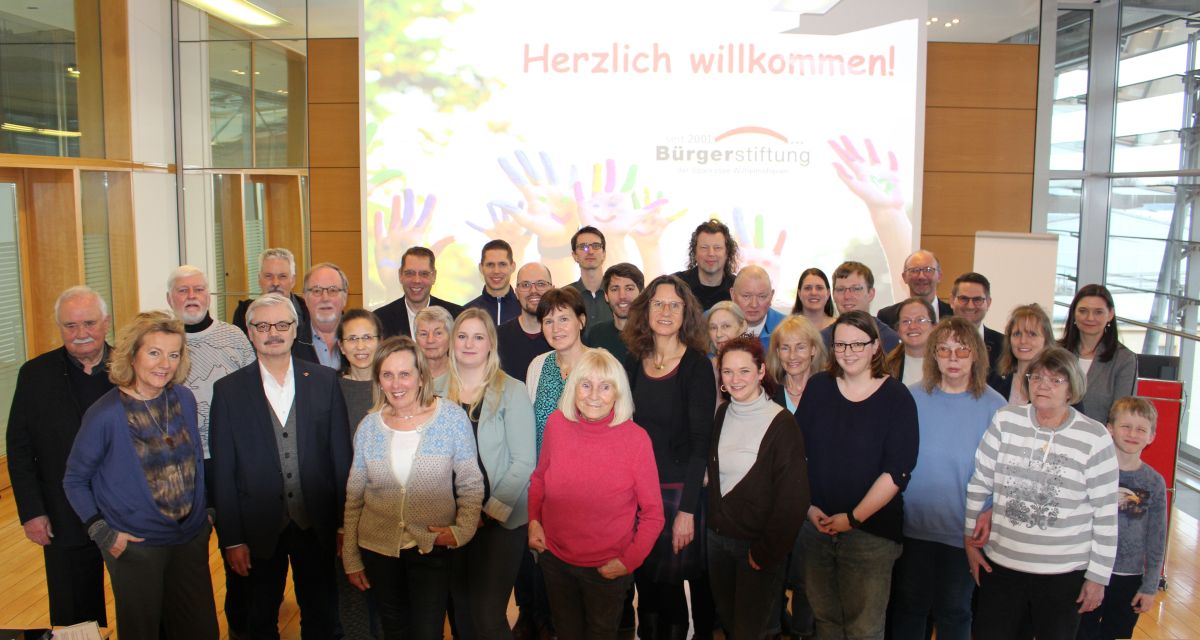 Vertreter*innen von Vereinen und Organisationen bei der Bekanntgabe der Gewinner*innen der Ausschüttung der Bürgerstiftung der Sparkasse Wilhelmshaven